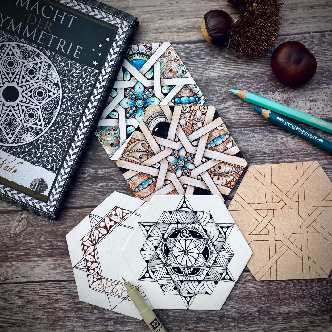 Tangles auf Papierkacheln im Hexagonformat