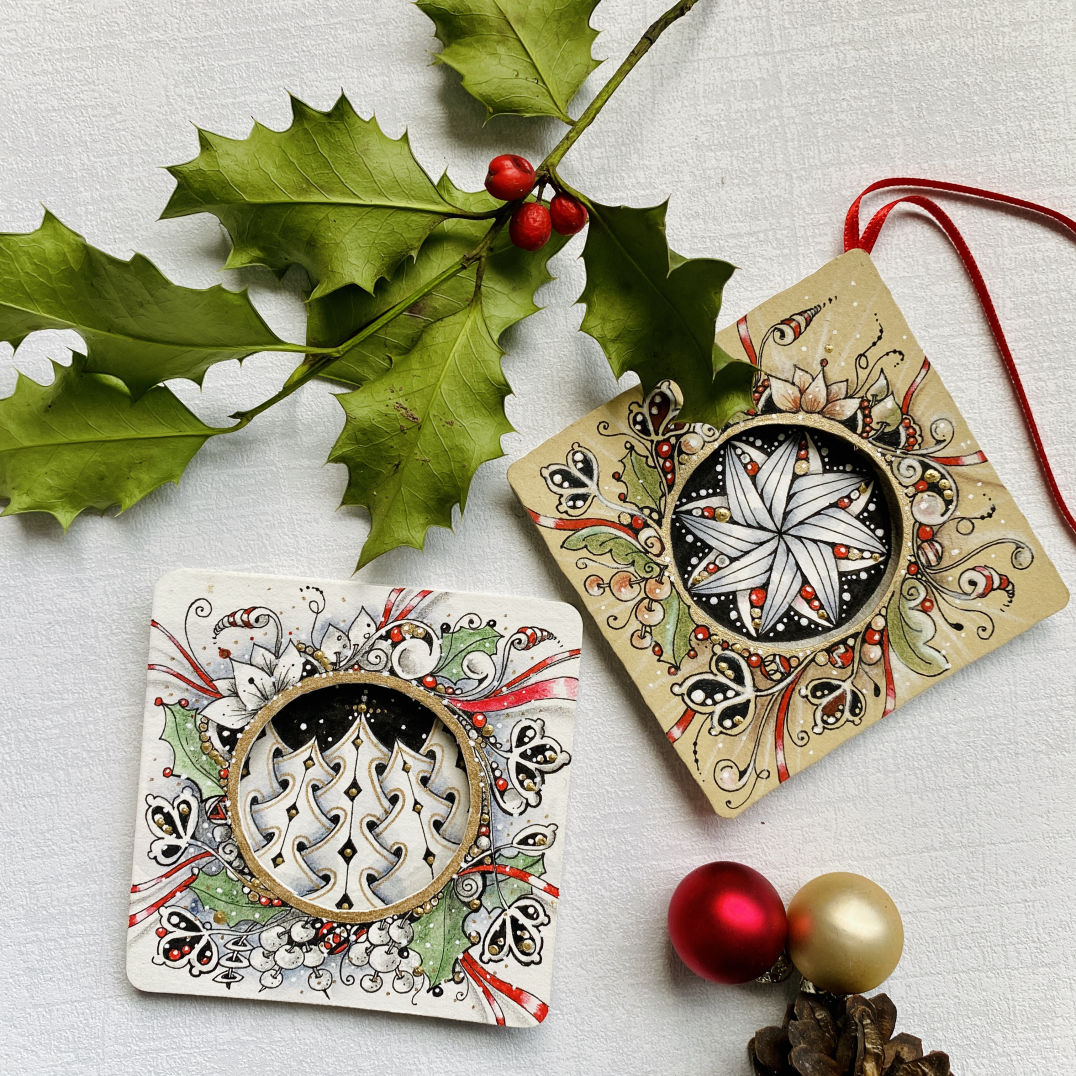 Stifte und Papier mit weihnachtlicher Dekoration